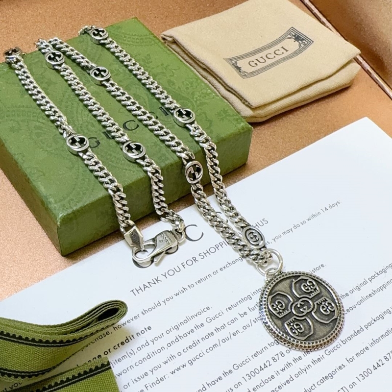 G*u*i necklaces
